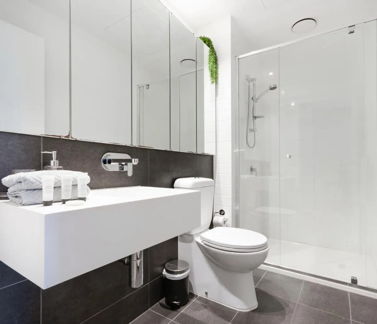 2BR CBD pad, city views, free parking, pool, gym — 3