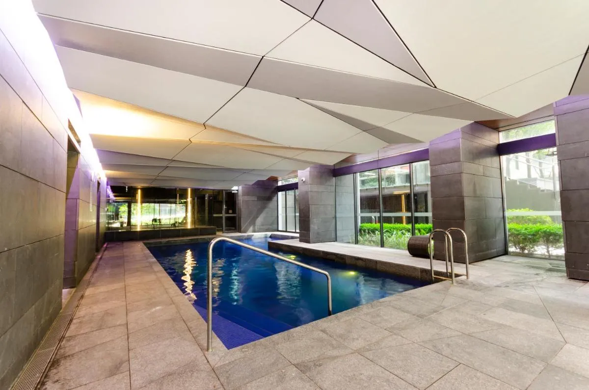 2BR CBD pad, city views, free parking, pool, gym — 4
