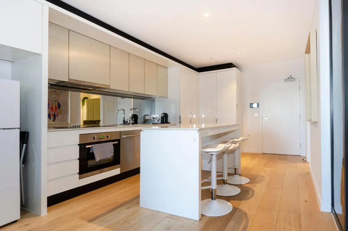 2BR CBD pad, city views, free parking, pool, gym — 5