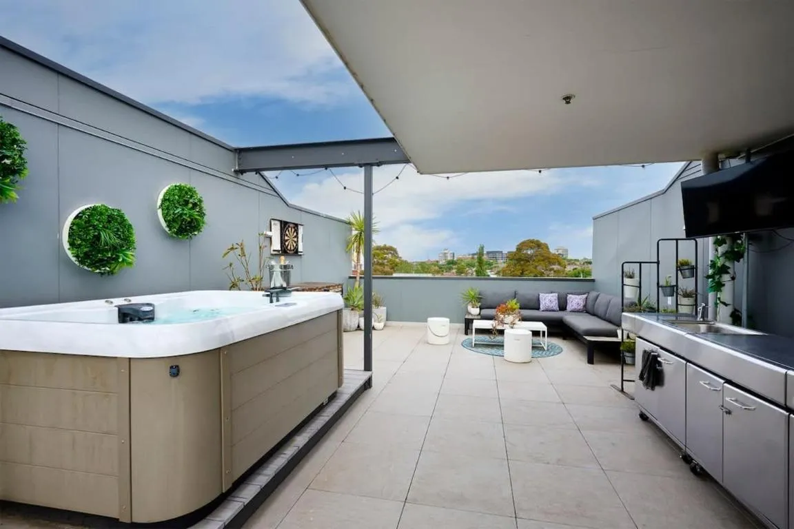 2BR Penthouse Apt Rooftop Terrace, Spa & BBQ