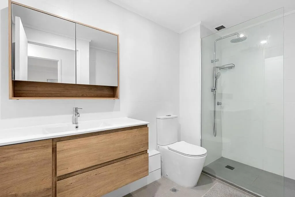 2-Bedroom Apartment in Paris End of Melbourne CBD — 3