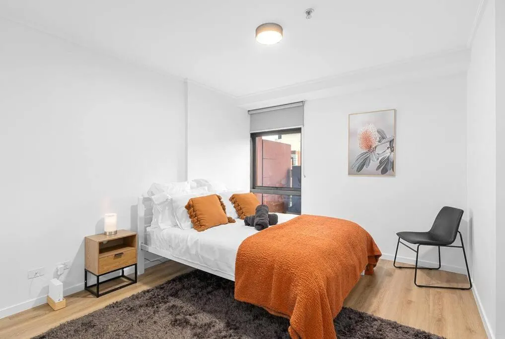 2-Bedroom Apartment in Paris End of Melbourne CBD — 2
