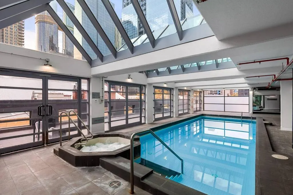 2-Bedroom Apartment in Paris End of Melbourne CBD — 4