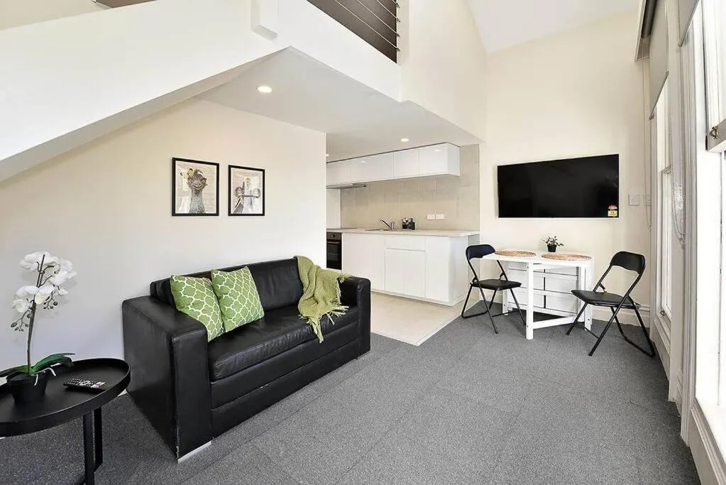 53CR5 – New Loft Style Apt Nxt 2 RMIT! Sofa Bed, AC, Balcony!