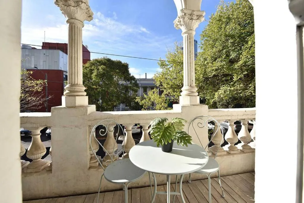 53CR5 – New Loft Style Apt Nxt 2 RMIT! Sofa Bed, AC, Balcony! — 2