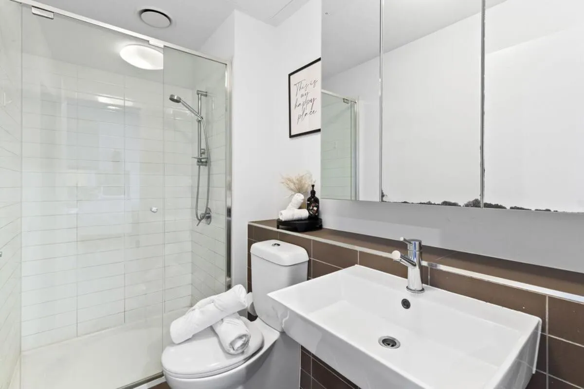 A 2BR Apt with City Views Next to Southern Cross — 3