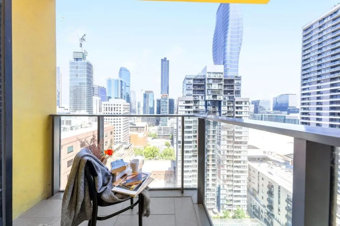 A Chic 2BR Apt City Views Near Southern Cross