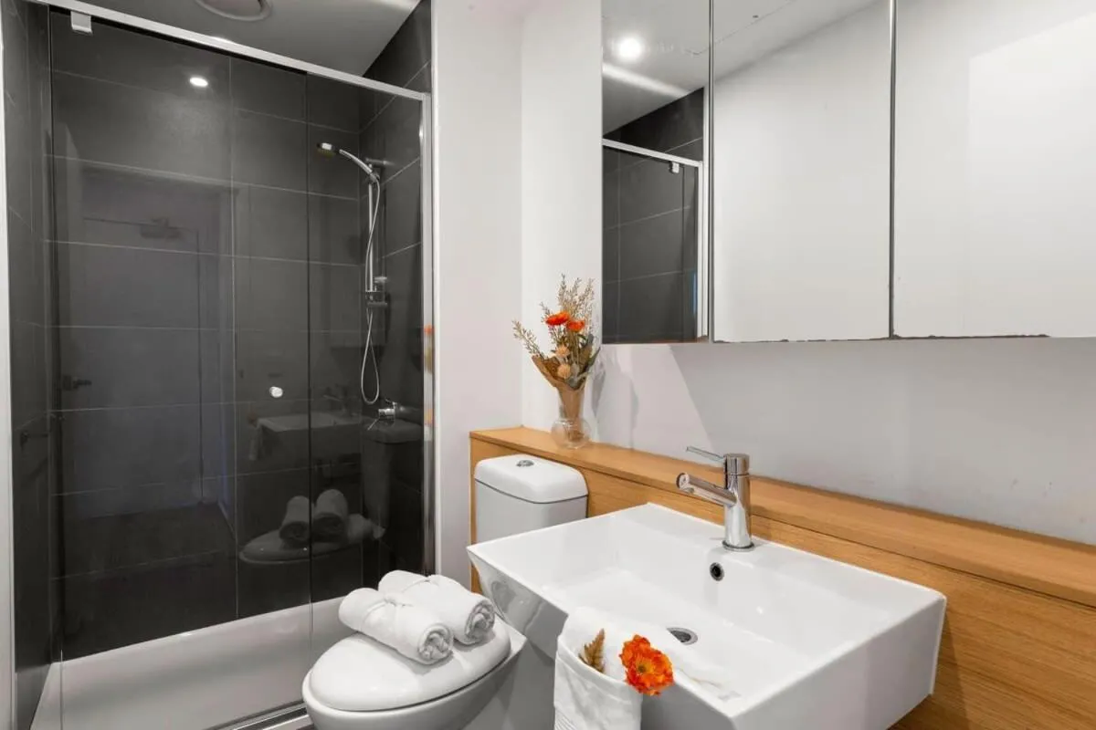 A Chic 2BR Apt City Views Near Southern Cross — 3