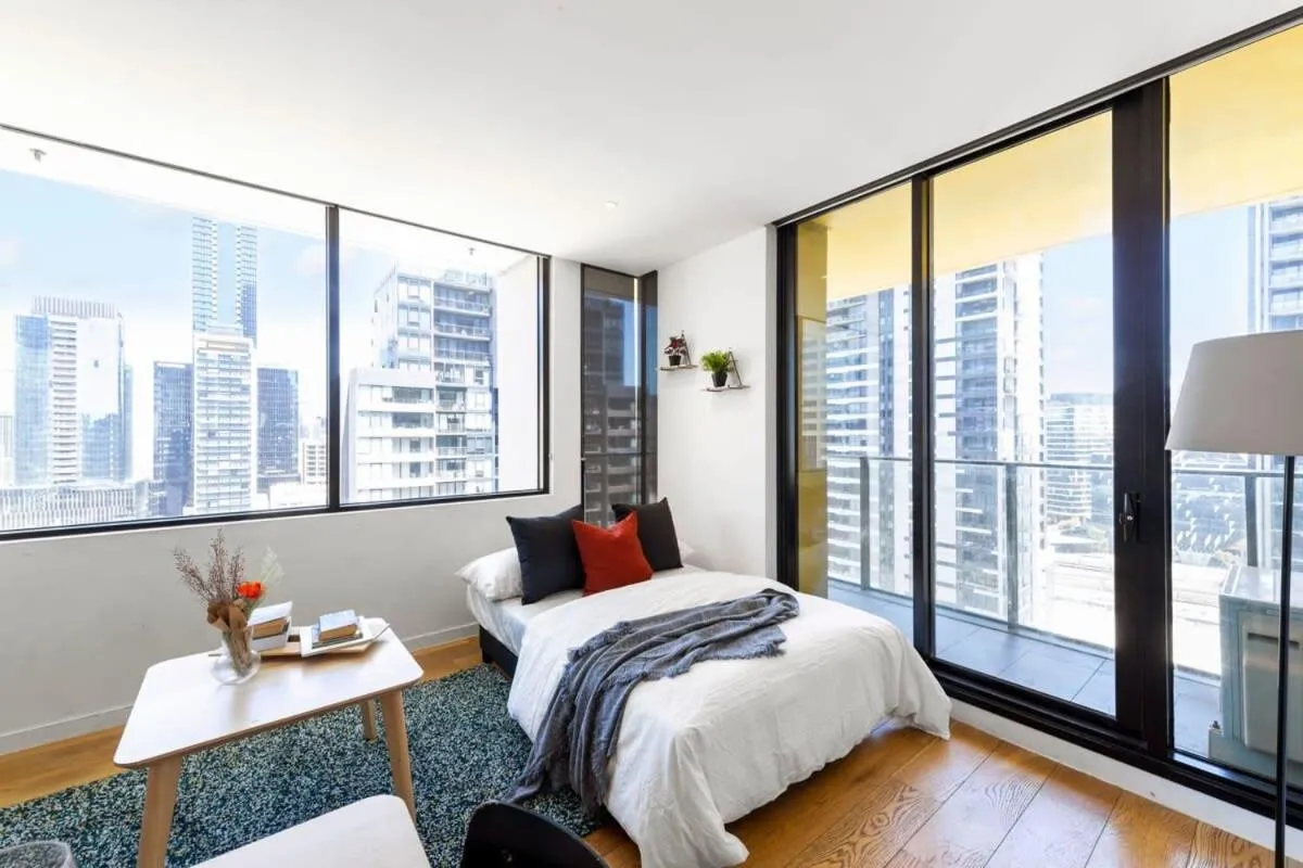 A Chic 2BR Apt City Views Near Southern Cross — 2