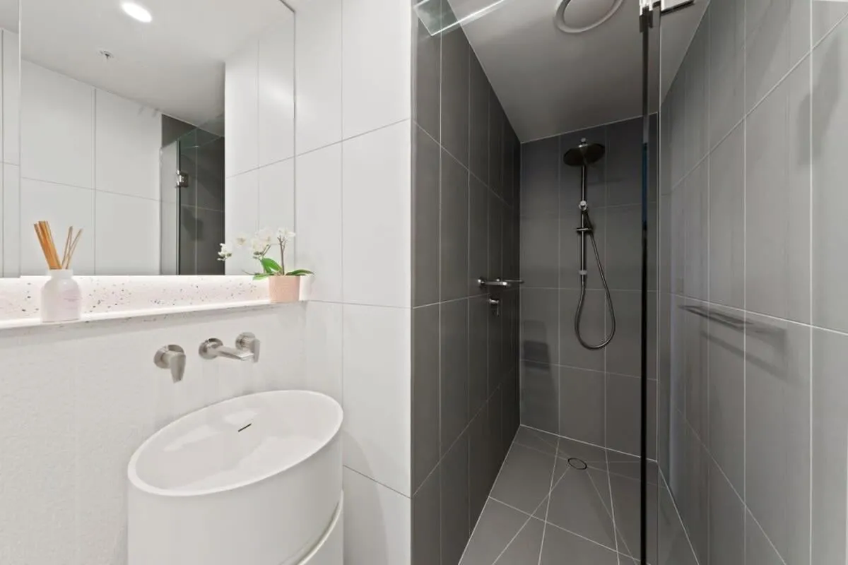 A Chic 2BR Apt Near Melbourne CBD w FREE Parking — 3