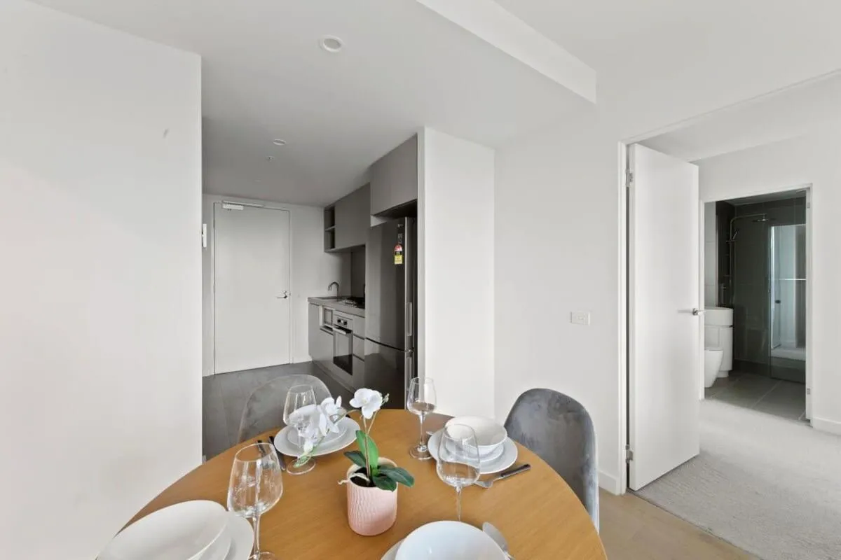 A Chic 2BR Apt Near Melbourne CBD w FREE Parking — 5