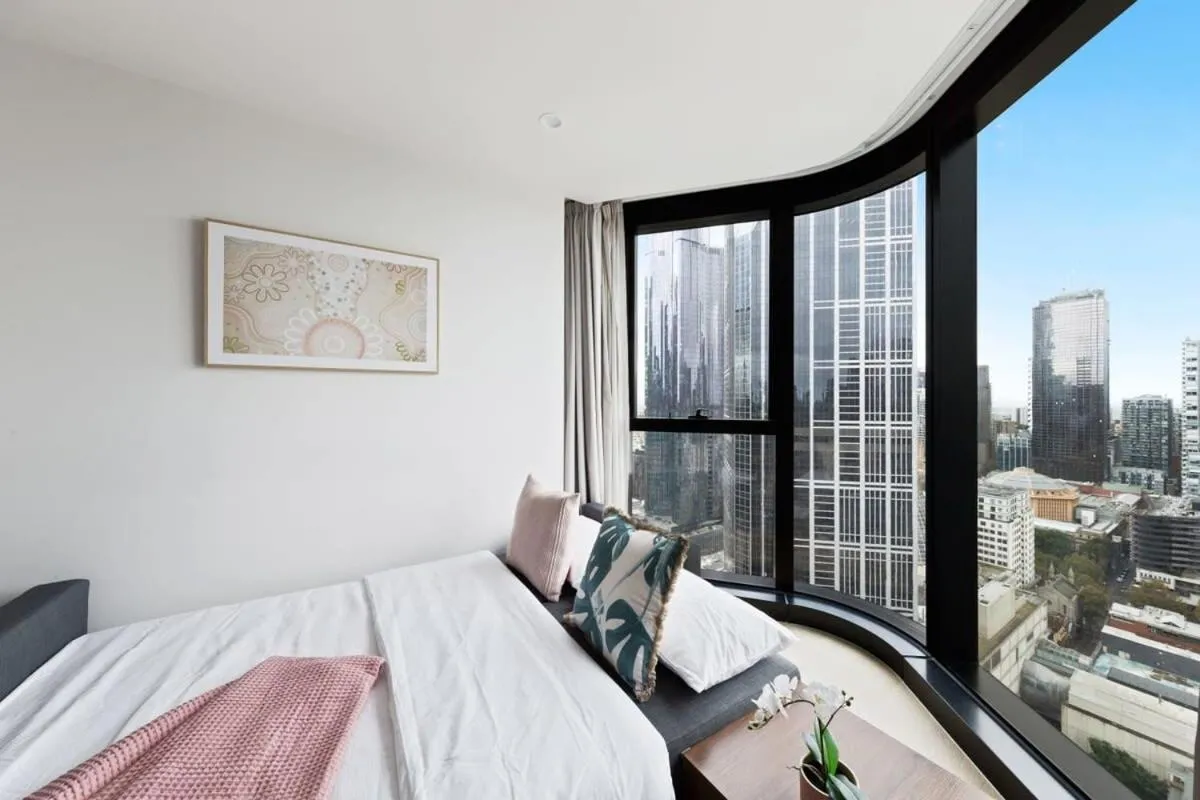 A Chic 2BR Apt Near Melbourne CBD w FREE Parking — 2