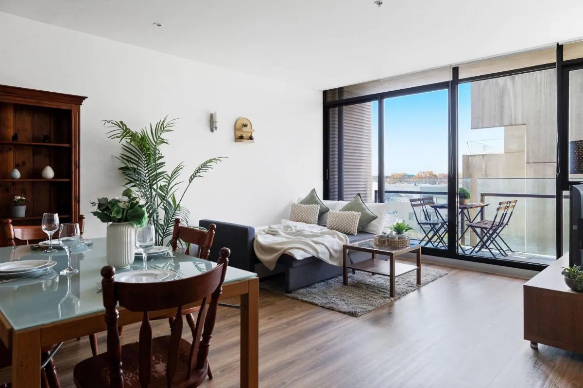 A Chic 2BR Apt Near Melbourne Uni FREE Parking — 4