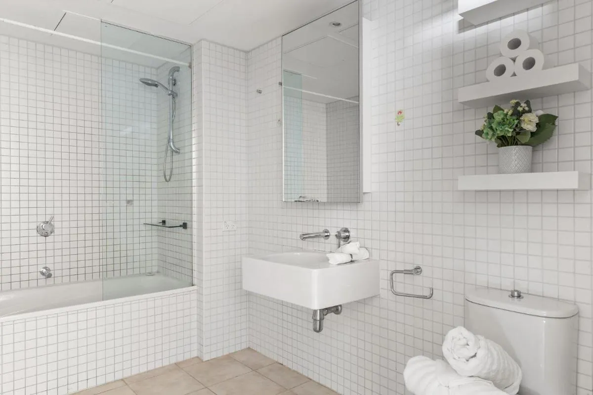 A Chic 2BR Apt Near Melbourne Uni FREE Parking — 3