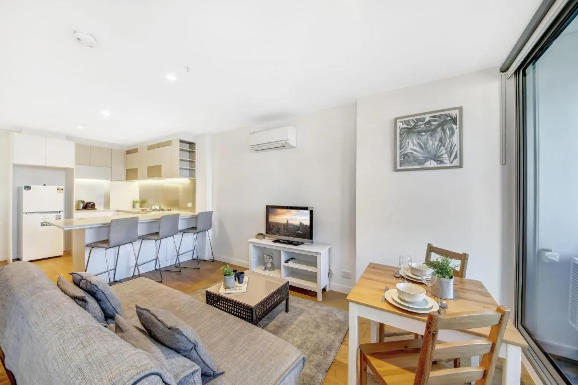 A Chic 2BR Apt Near Southern Cross City Views