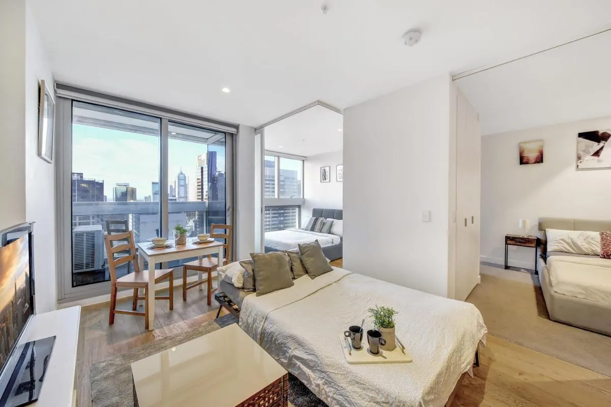 A Chic 2BR Apt Near Southern Cross City Views — 5