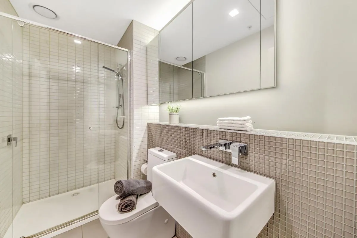A Chic 2BR Apt Near Southern Cross City Views — 3
