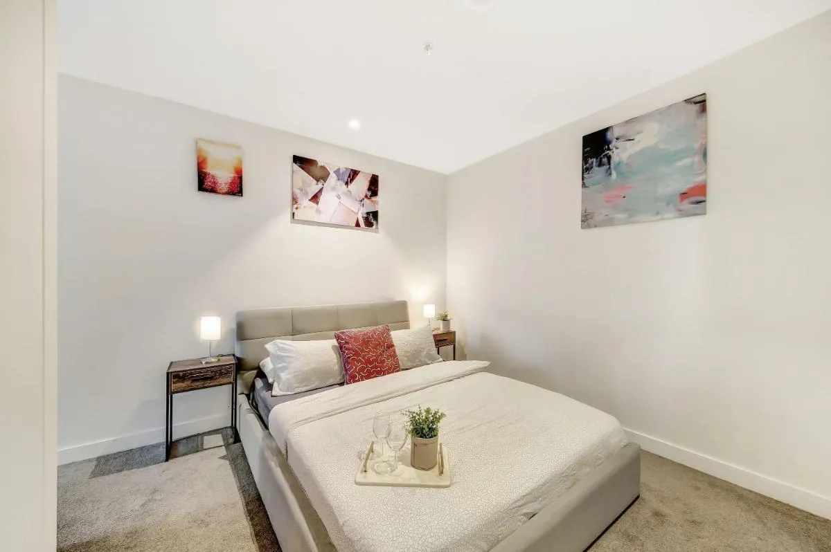 A Chic 2BR Apt Near Southern Cross City Views — 2