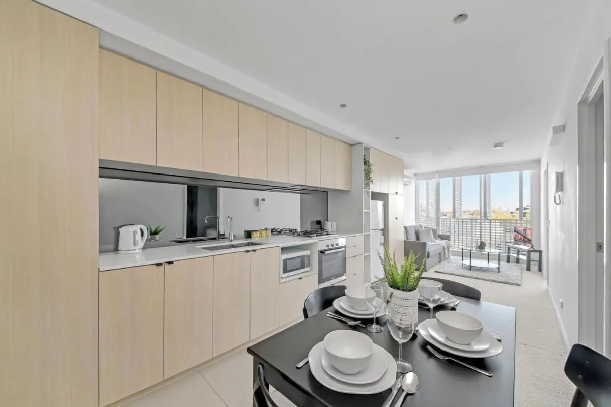 A Chic 2BR Apt Next to Queen Victoria Market — 4