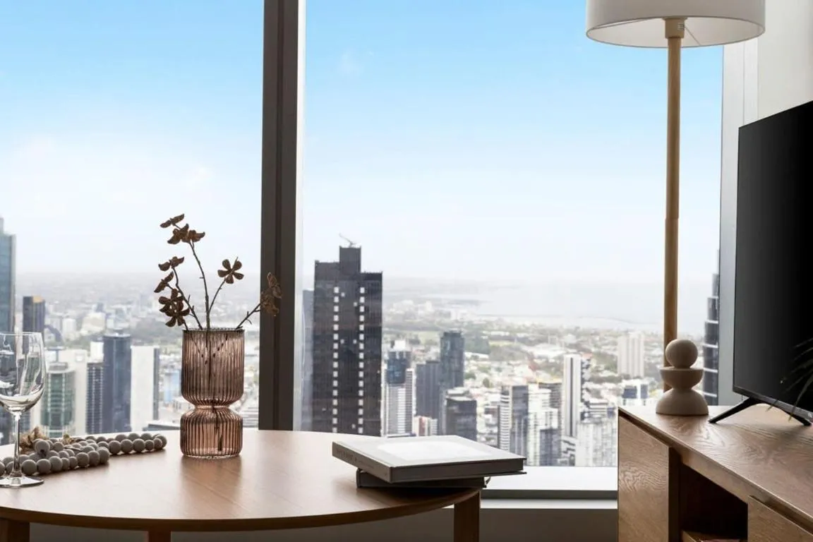 A Chic 2BR Apt with Panoramic Views FREE Parking