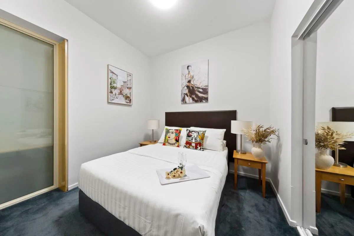 A Chic Apartment on Bourke St Near Chinatown — 2