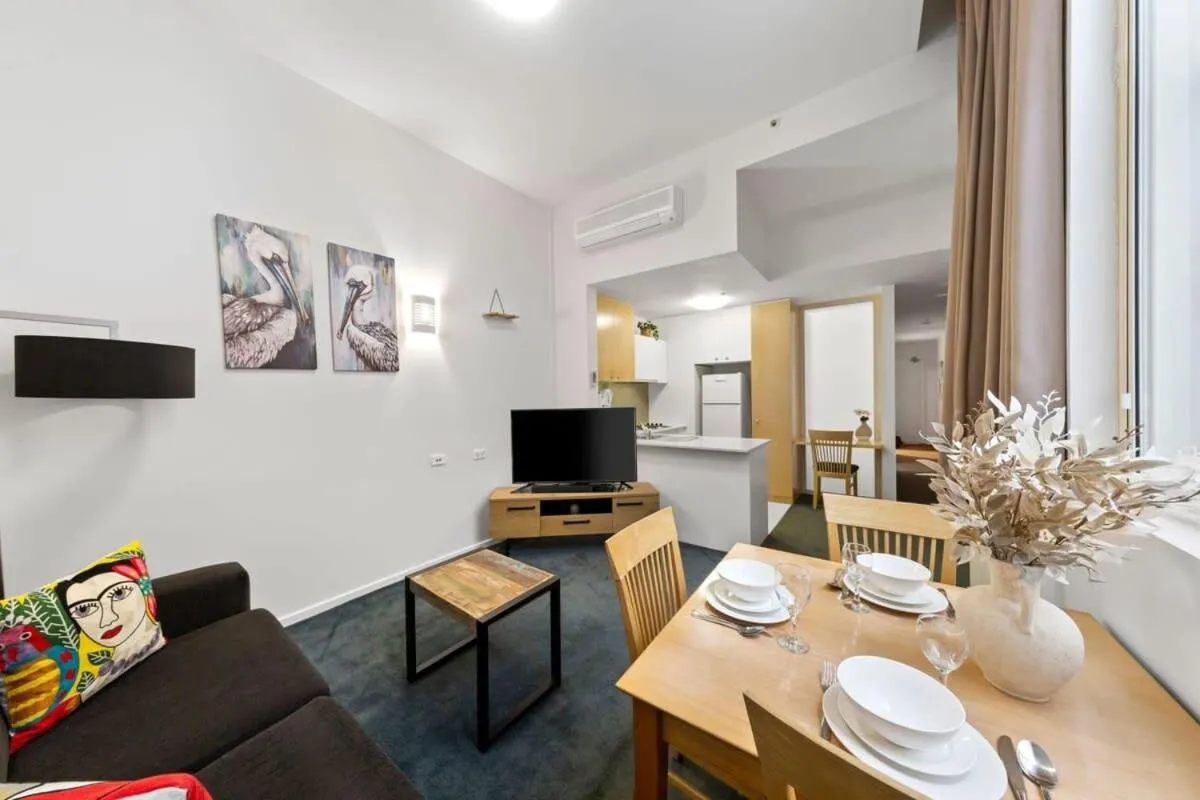 A Chic Apartment on Bourke St Near Chinatown — 5