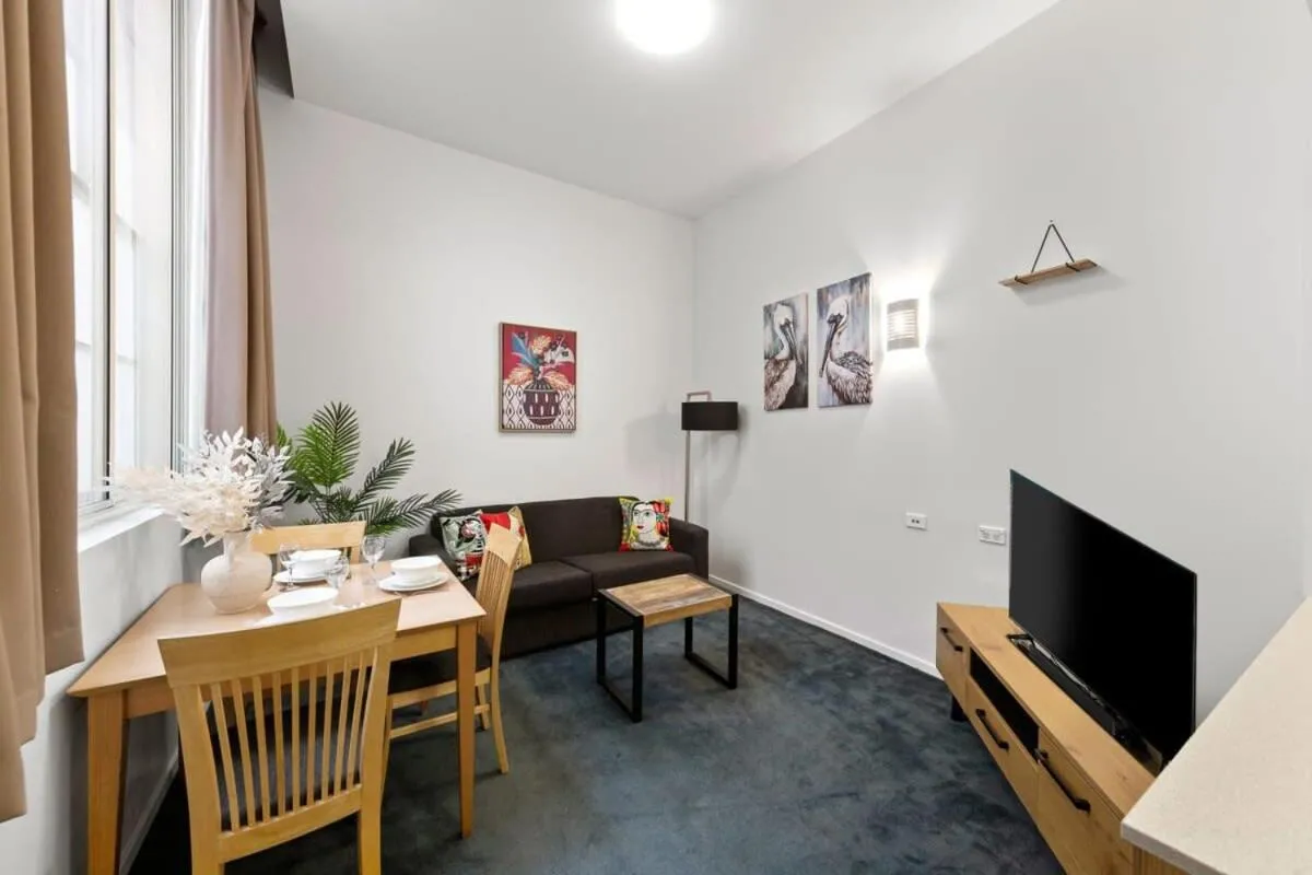 A Chic Apartment on Bourke St Near Chinatown — 4