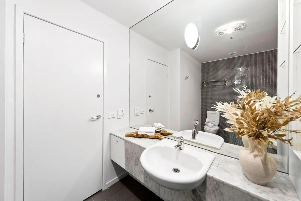 A Chic Apartment on Bourke St Near Chinatown — 3