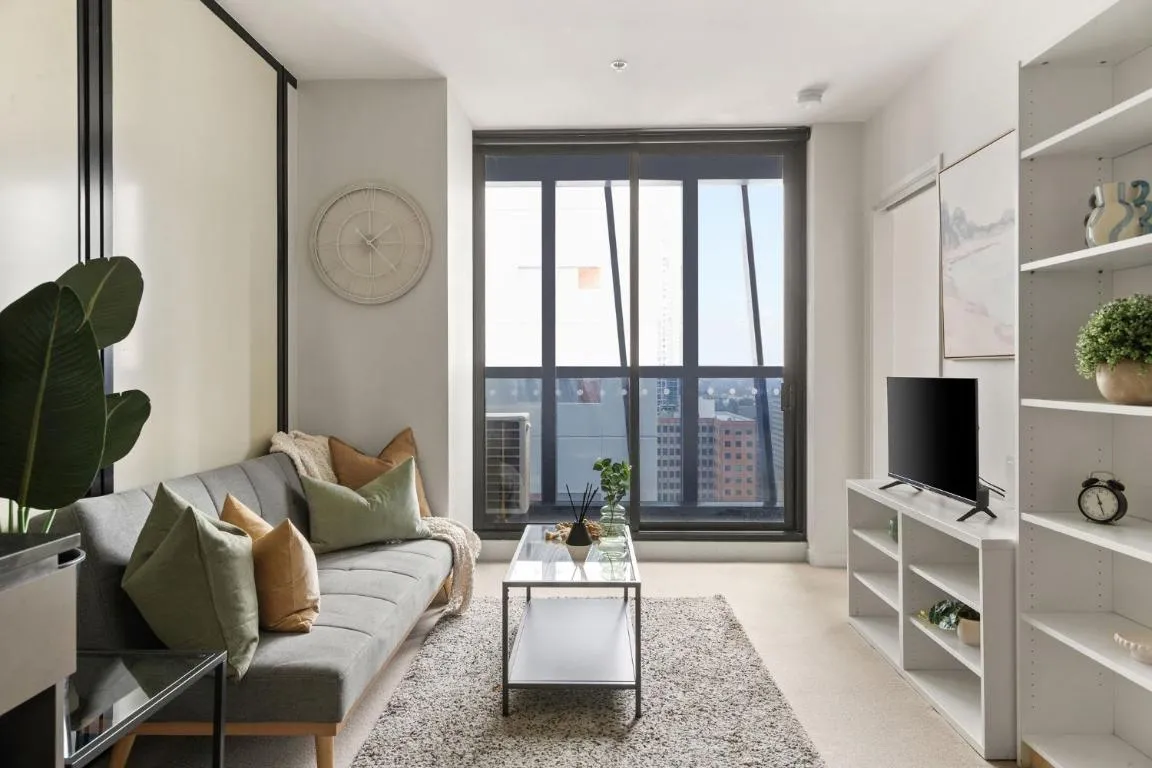 A Chic & Comfy 2BR Apt on Collins with City Views