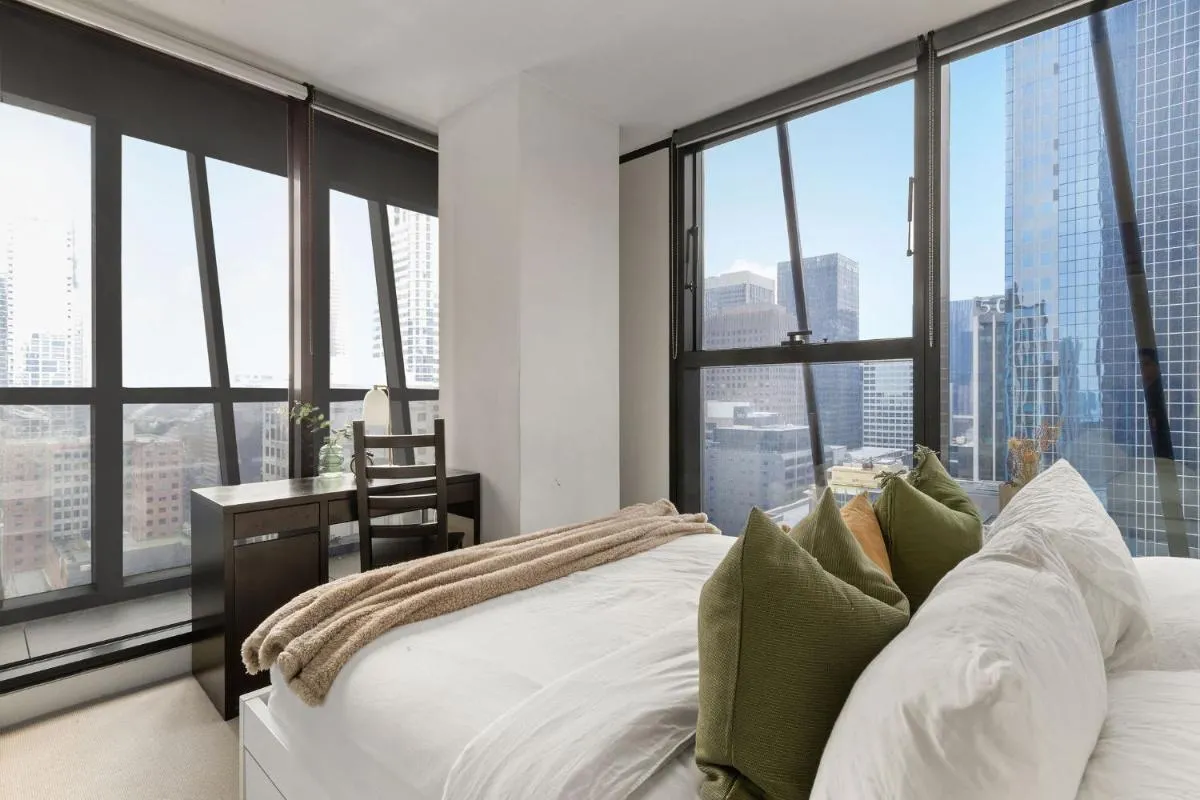 A Chic & Comfy 2BR Apt on Collins with City Views — 2