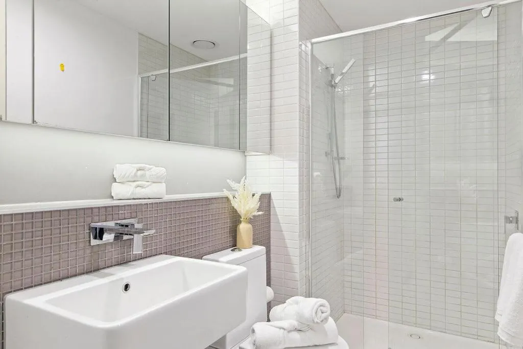 A Chic & Lovely 2BR Apt CBD with City Views — 3