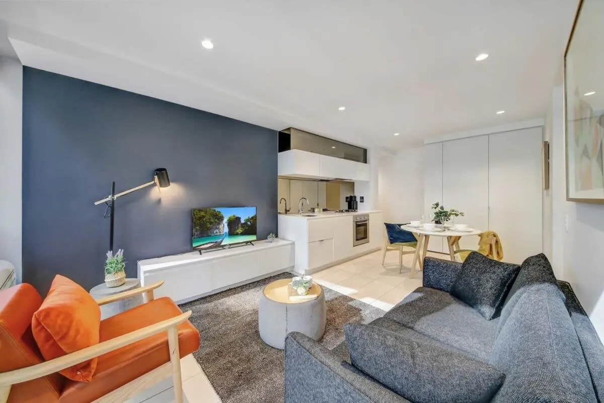 A Comfy 2BR Apt Near Crown & Southern Cross — 4