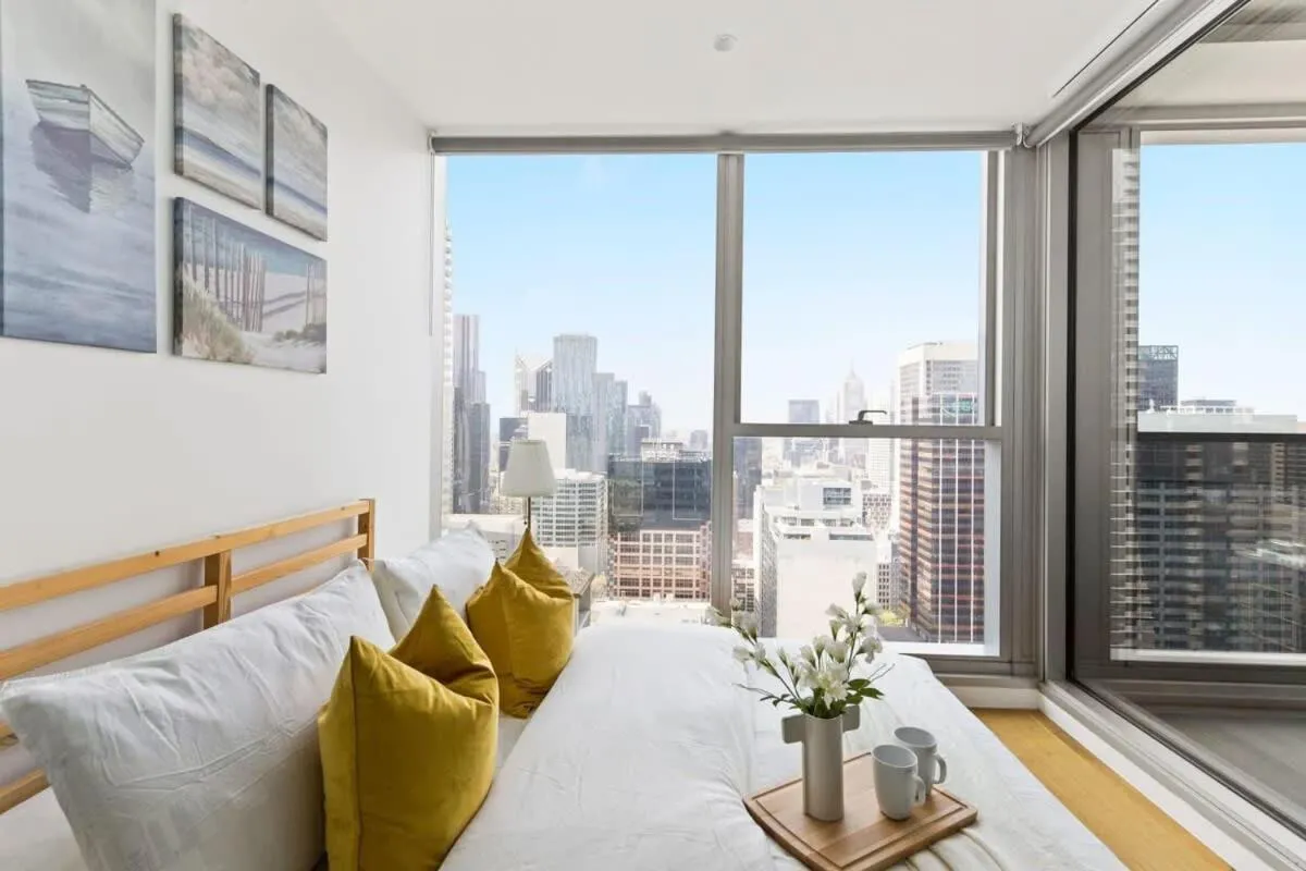 A Comfy 2BR Apt w City Views Near Southern Cross — 2
