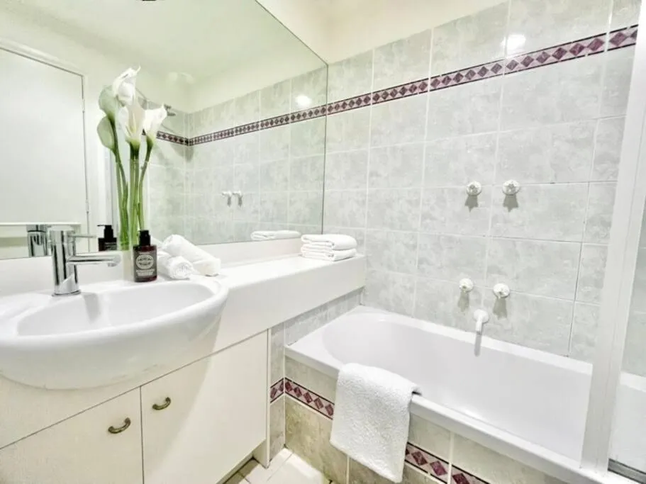 A Cozy 2B2B Apt Next To Carlton Garden W/ Parking — 2