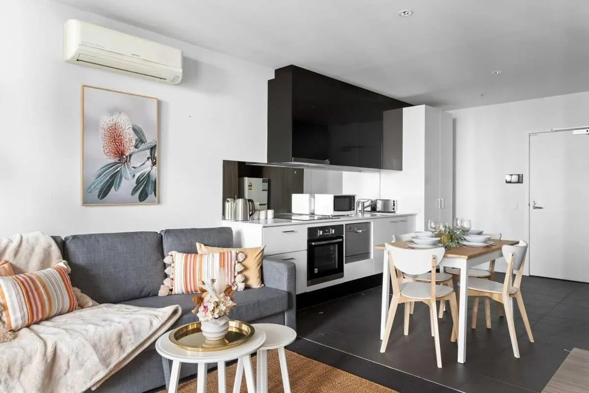 A Cozy 2BR Apt on Spencer St with FREE Parking — 5