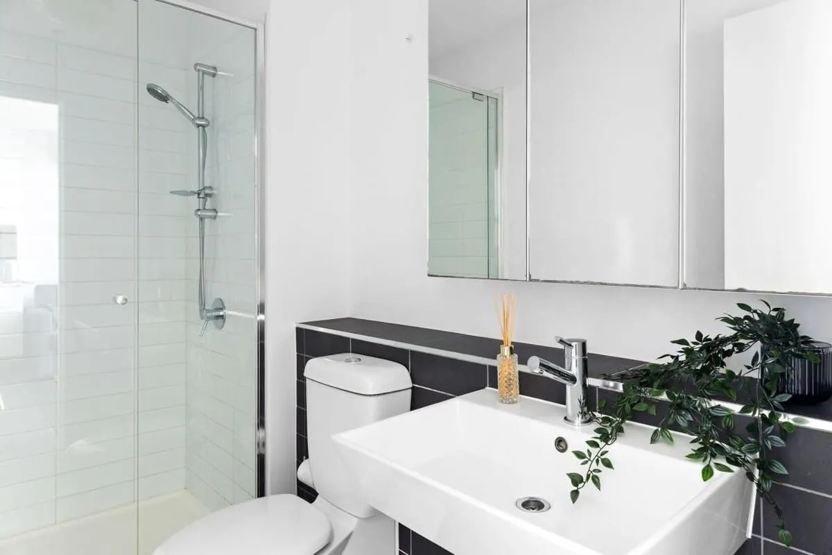 A Cozy 2BR Apt on Spencer St with FREE Parking — 3