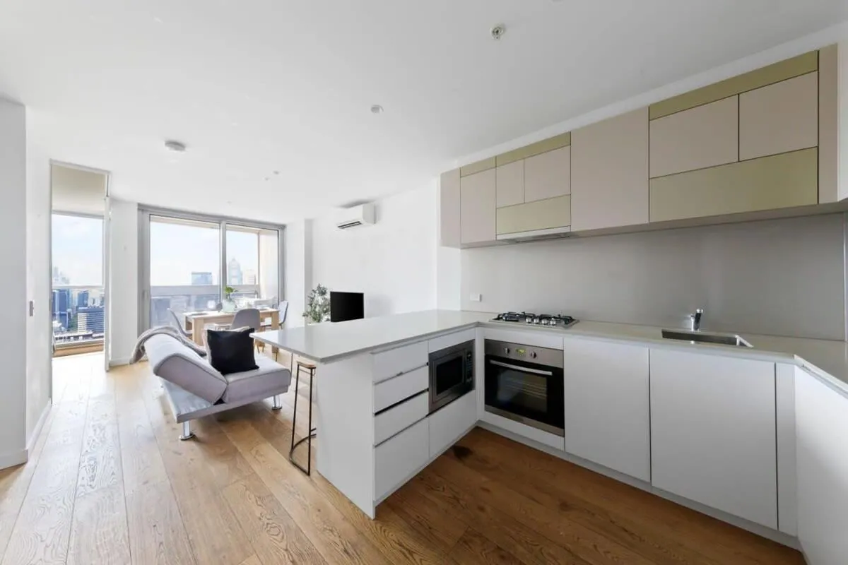 A Lovely 2BR Apt Near Southern Cross City Views — 5