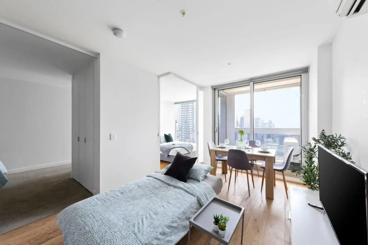 A Lovely 2BR Apt Near Southern Cross City Views — 2