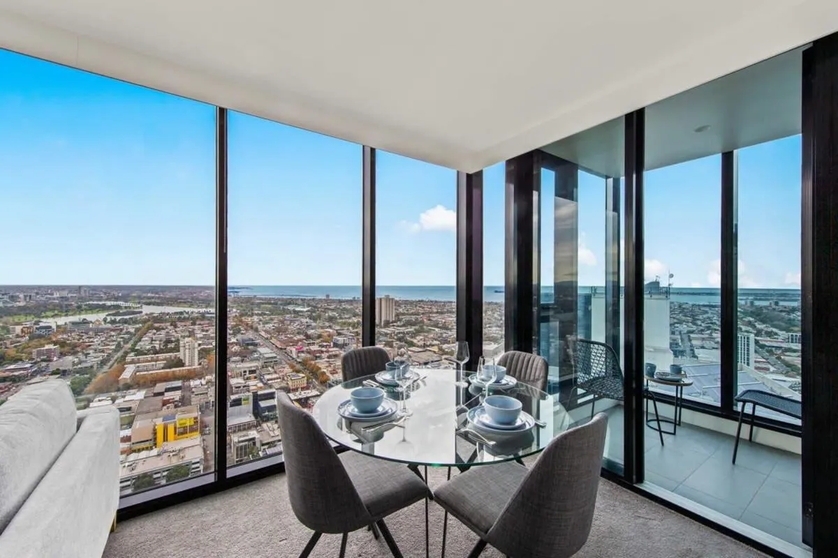A Lux 2BR Apt with Panoramic Views, FREE Parking — 4