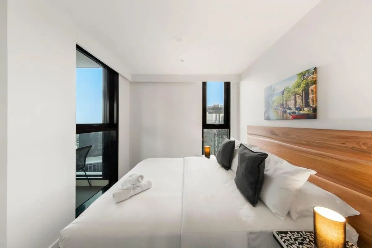 A Lux 2BR Apt with Panoramic Views, FREE Parking — 2