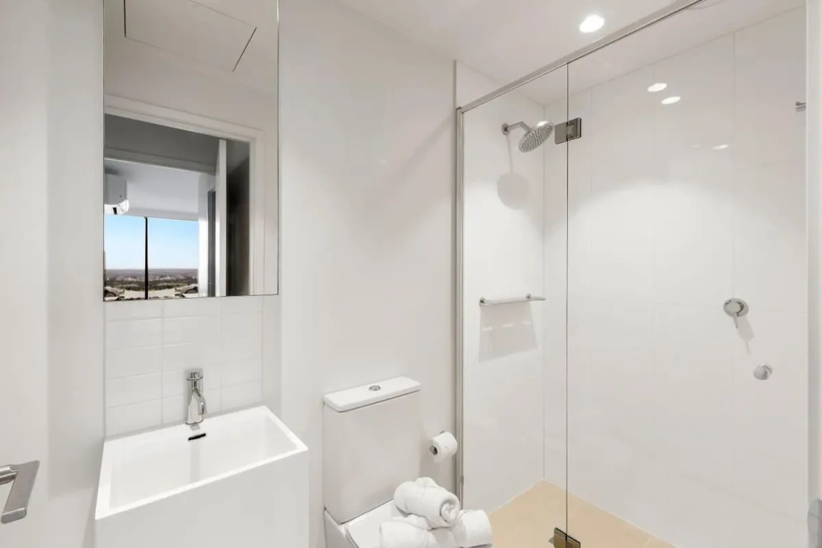 A Lux 2BR Apt with Panoramic Views, FREE Parking — 3