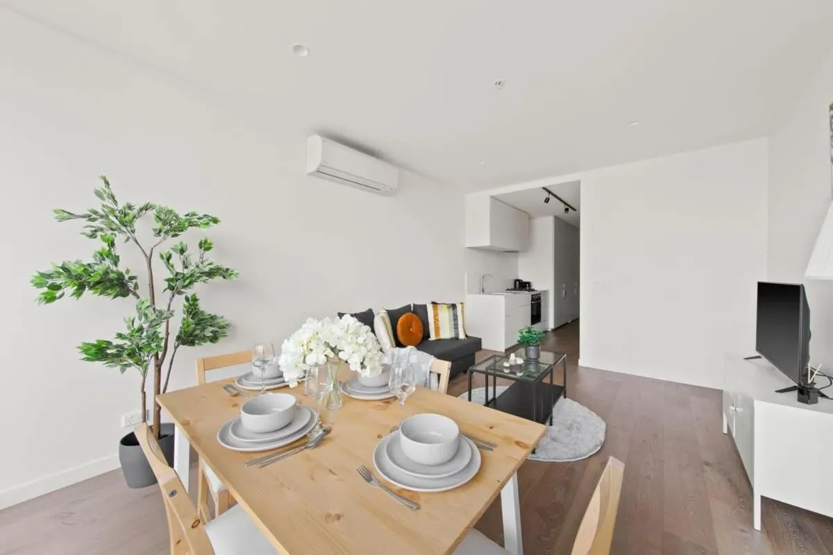 A Modern Apt Near Southern Cross with City Views — 5