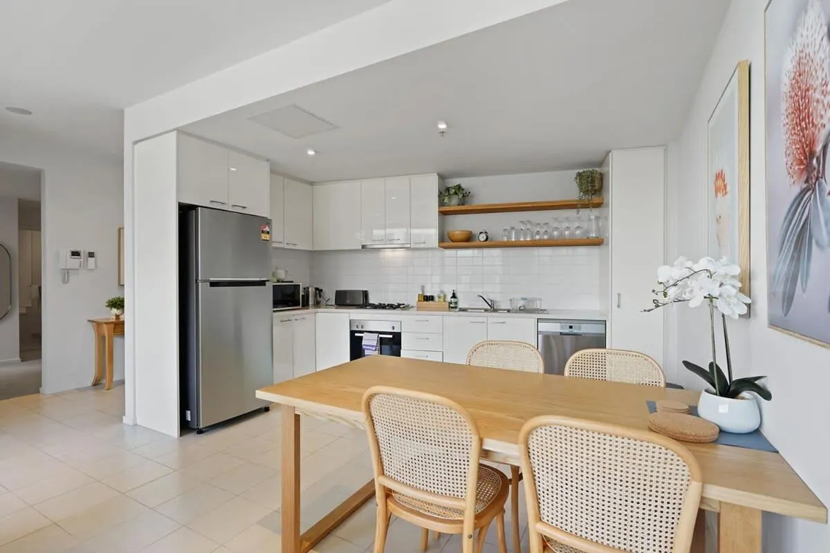 A River-side 2bdm Footscray Oasis + Parking — 3