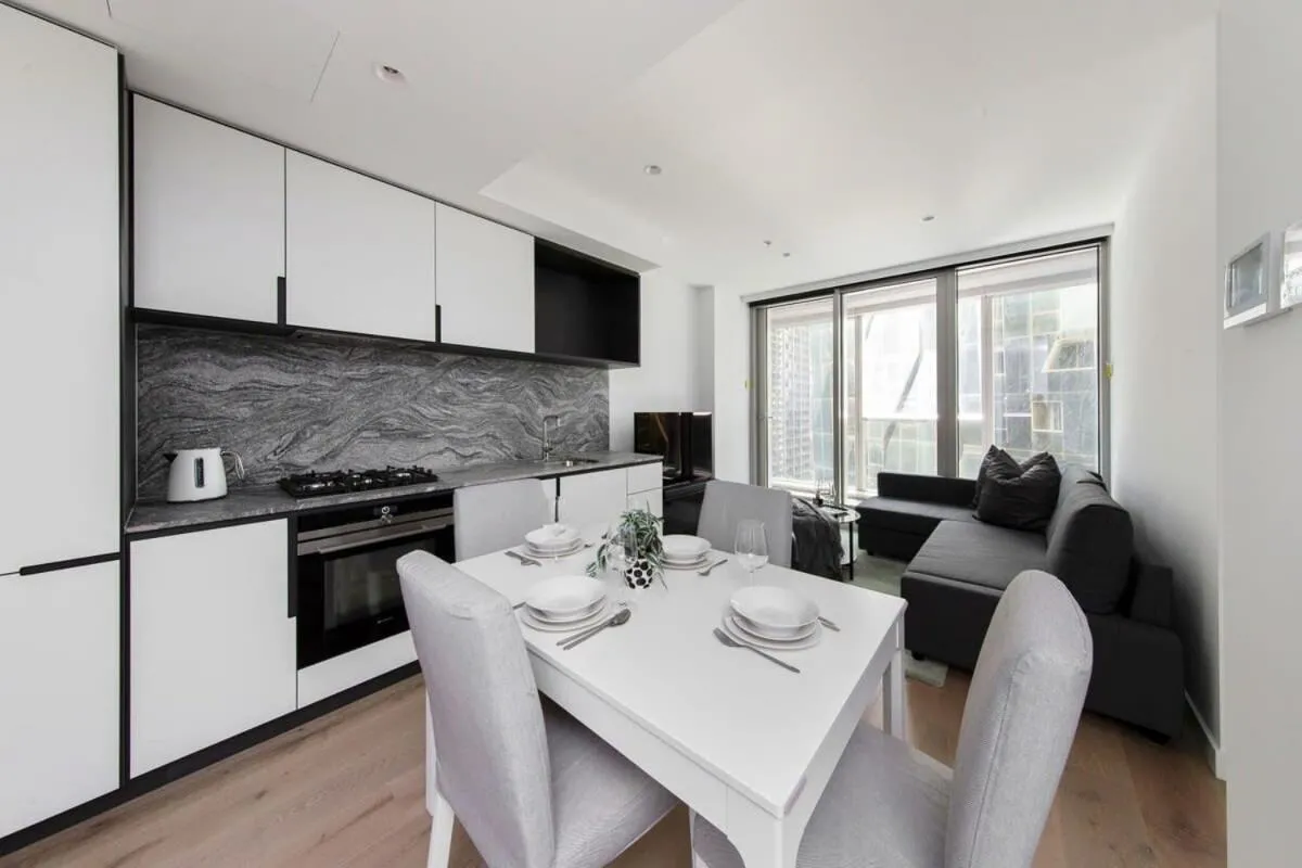 A Spacious & Lux Apt for 5 Next to Southern Cross — 5