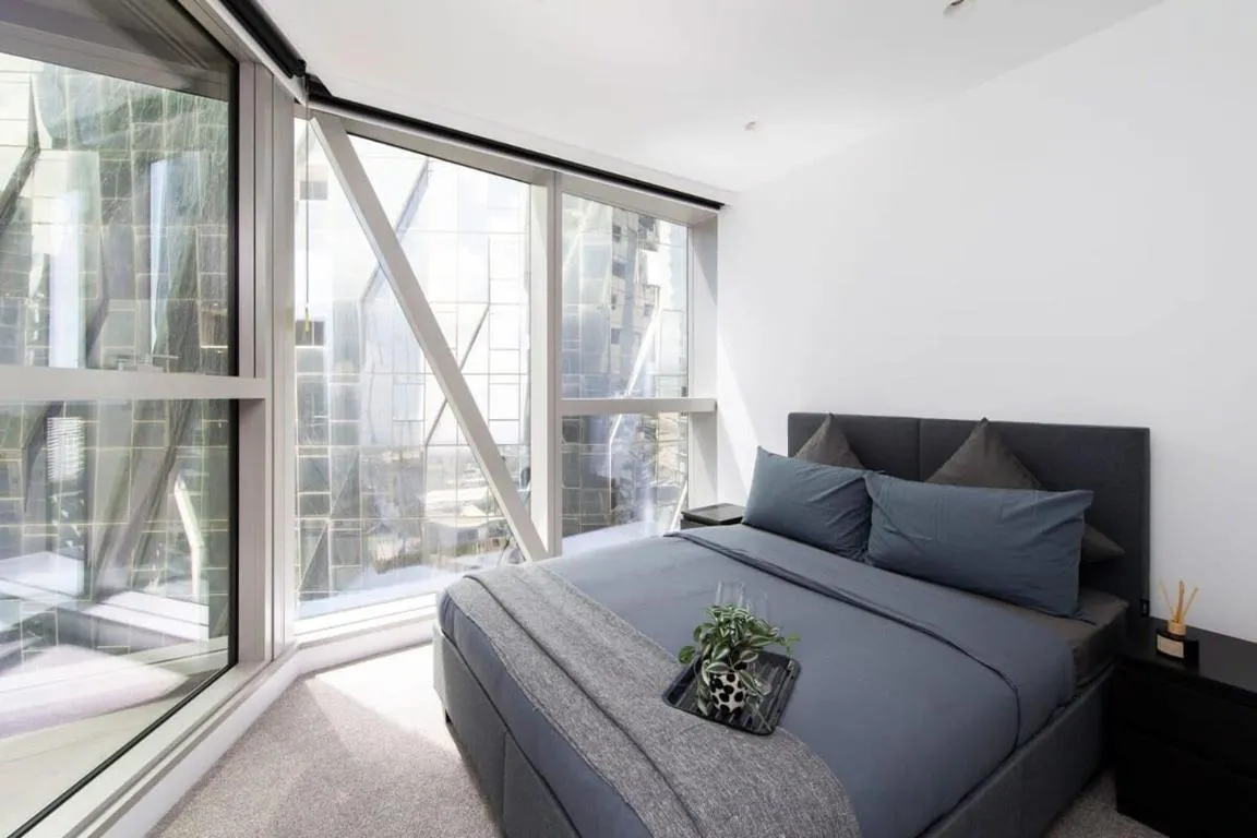 A Spacious & Lux Apt for 5 Next to Southern Cross