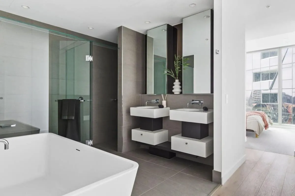 A Stylish 3BR Apt with Harbour Views FREE Parking — 3