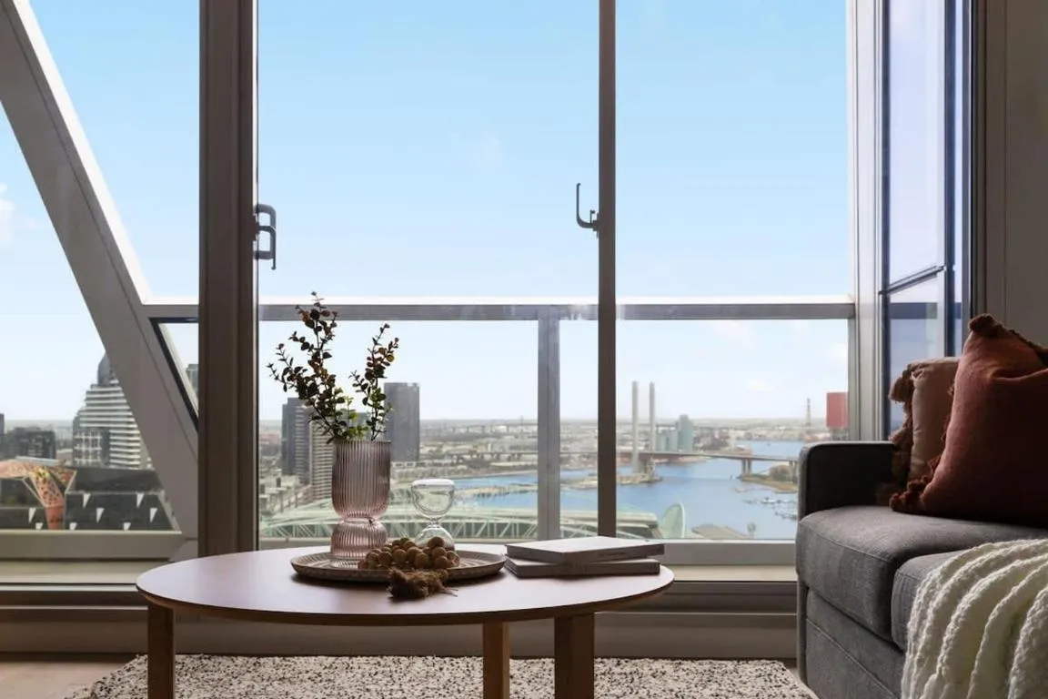 A Stylish 3BR Apt with Harbour Views FREE Parking