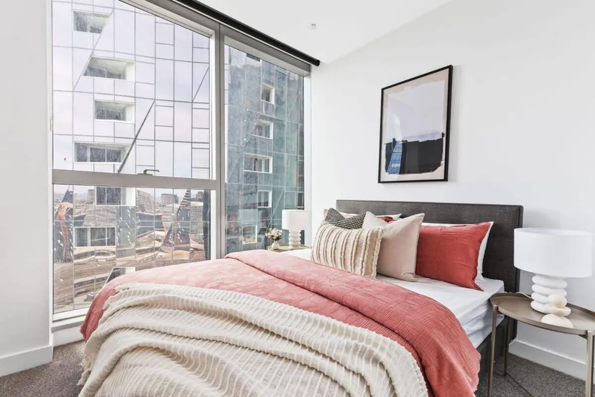 A Stylish 3BR Apt with Harbour Views FREE Parking — 2