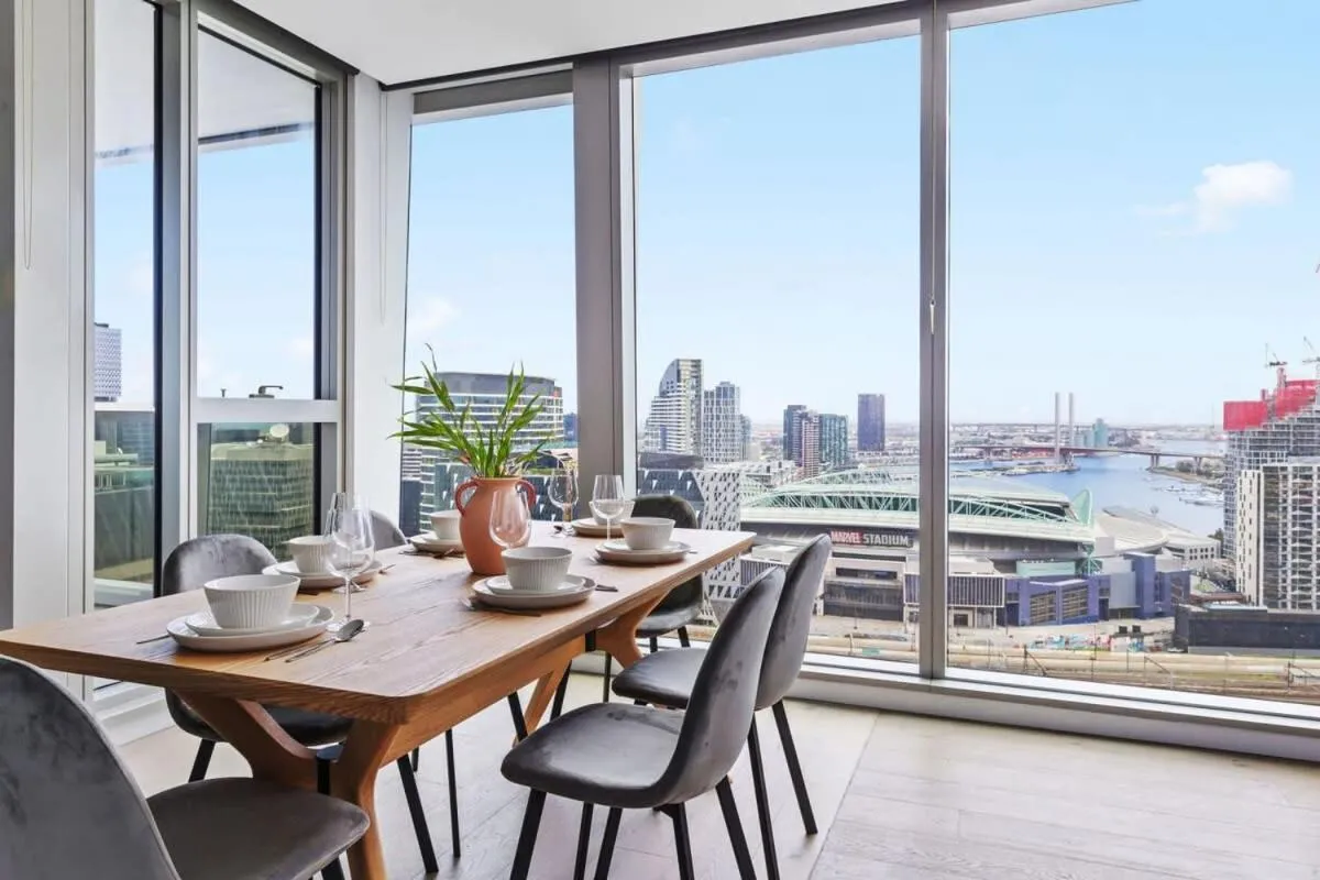 A Stylish 3BR Apt with Harbour Views FREE Parking — 5