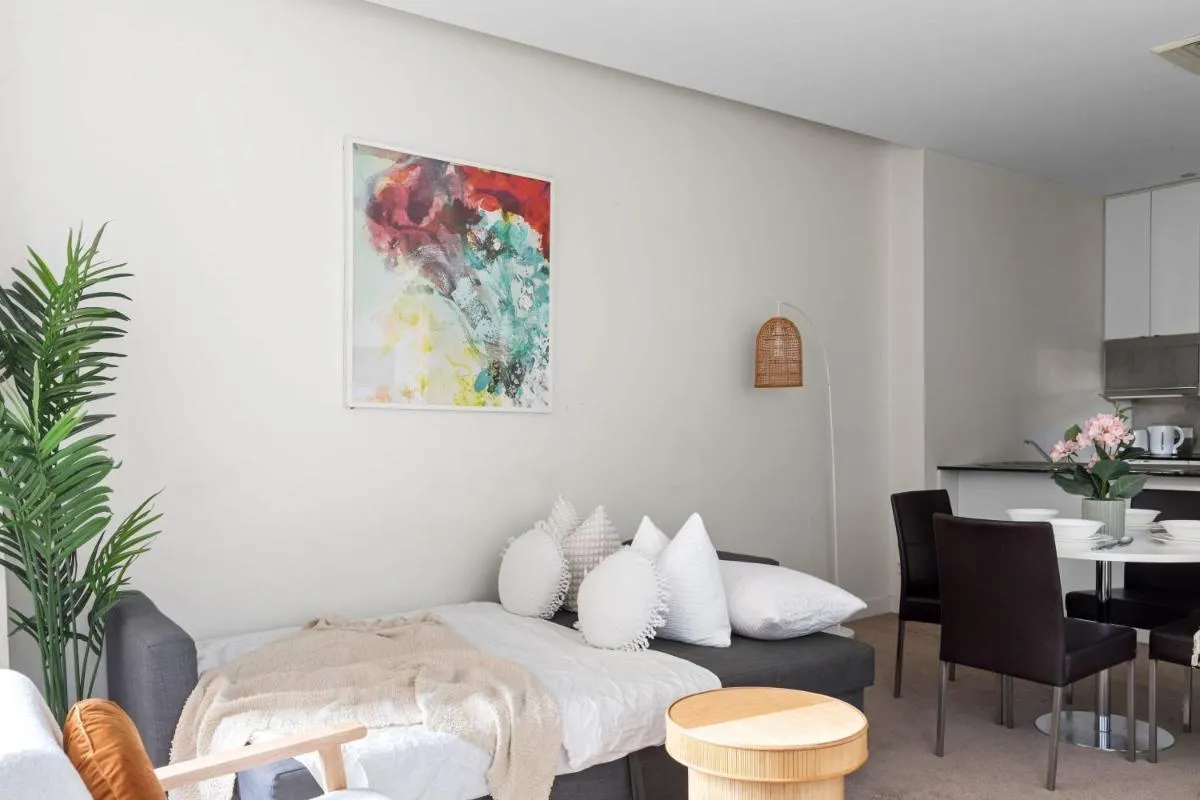 A Stylish & Central 2BR Apt Near Flinders Station — 4